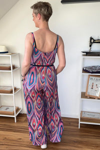 Rückenansicht:nahtverdeckterReißverschlussimJumpsuit